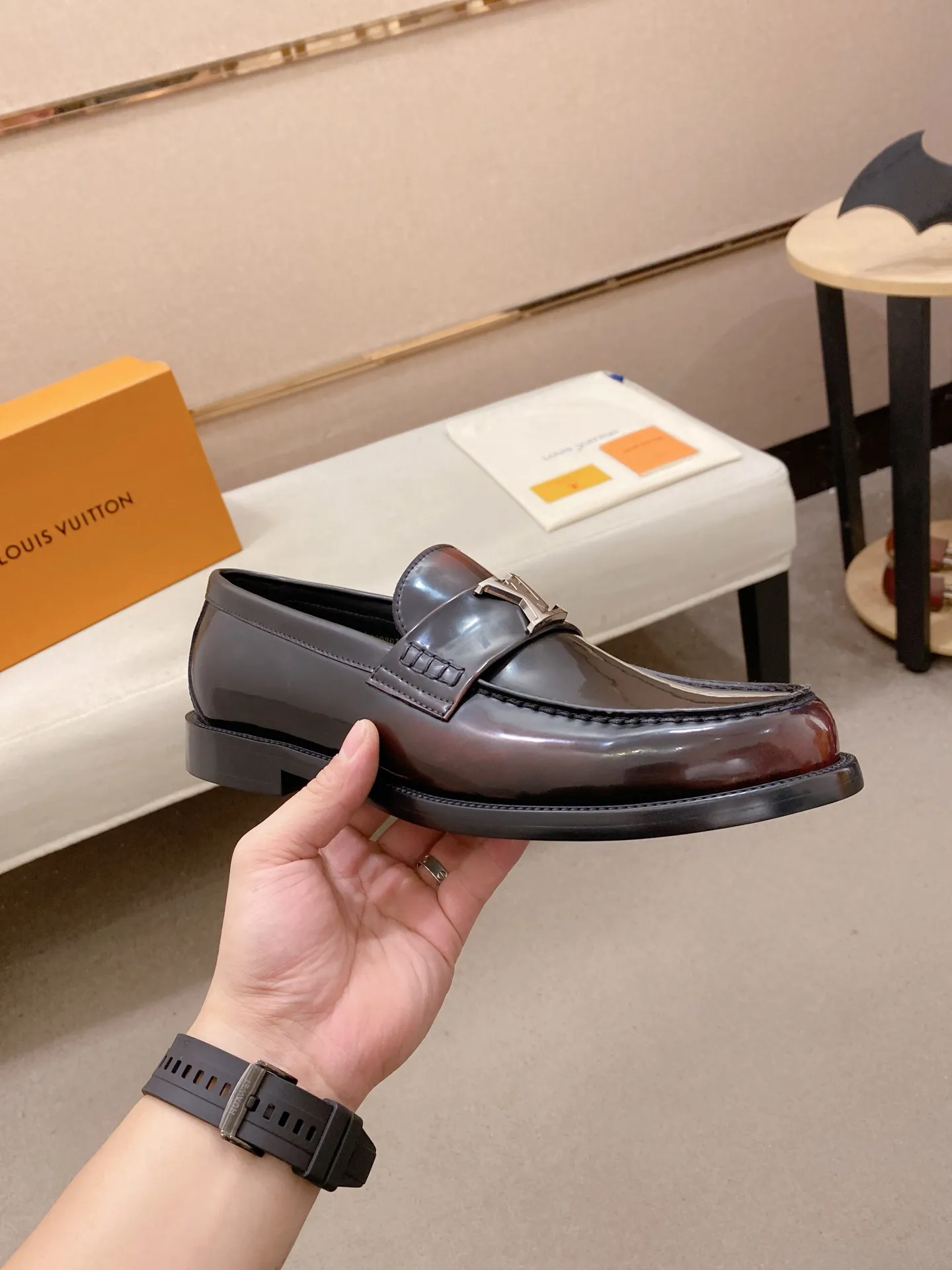 Factory price: 700💰Louis Vuitton LV men's classic Oxford shoes, men's business formal boutique leather shoes, classic model, exquisite almond kernel toe, ultimate art, the whole shoe is made of imported cow leather (open edge beads), carefully selected, fine pores, excellent gloss, soft texture, strong toughness, durable and not easy to deform, apricot calf leather lining, soft and comfortable, sweat-absorbent and breathable. Composite rubber backing at the heel. The front and rear outsole are nailed and reinforced, making them non-slip and wear-resistant. Made with Goodyear craftsmanship, the shoe shape is excellent, light and luxurious, and can be worn in all kinds of formal occasions! Original box and dust bag packaging! Size: 39-44 (38.45. Customized)